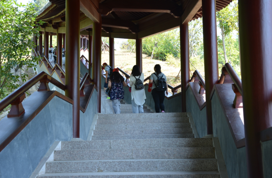 图为婧麒员工观光东林寺