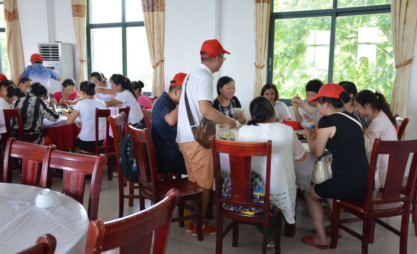 图为婧麒员工在餐厅用餐