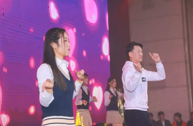 2019年婧麒年会活动：东西